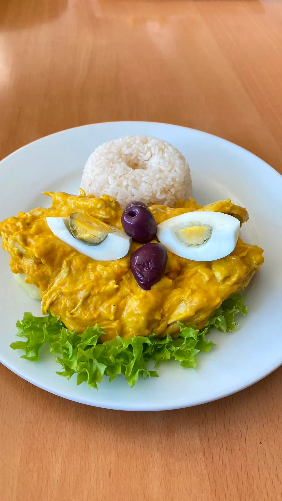 Ají de gallina con arroz, huevo y aceituna