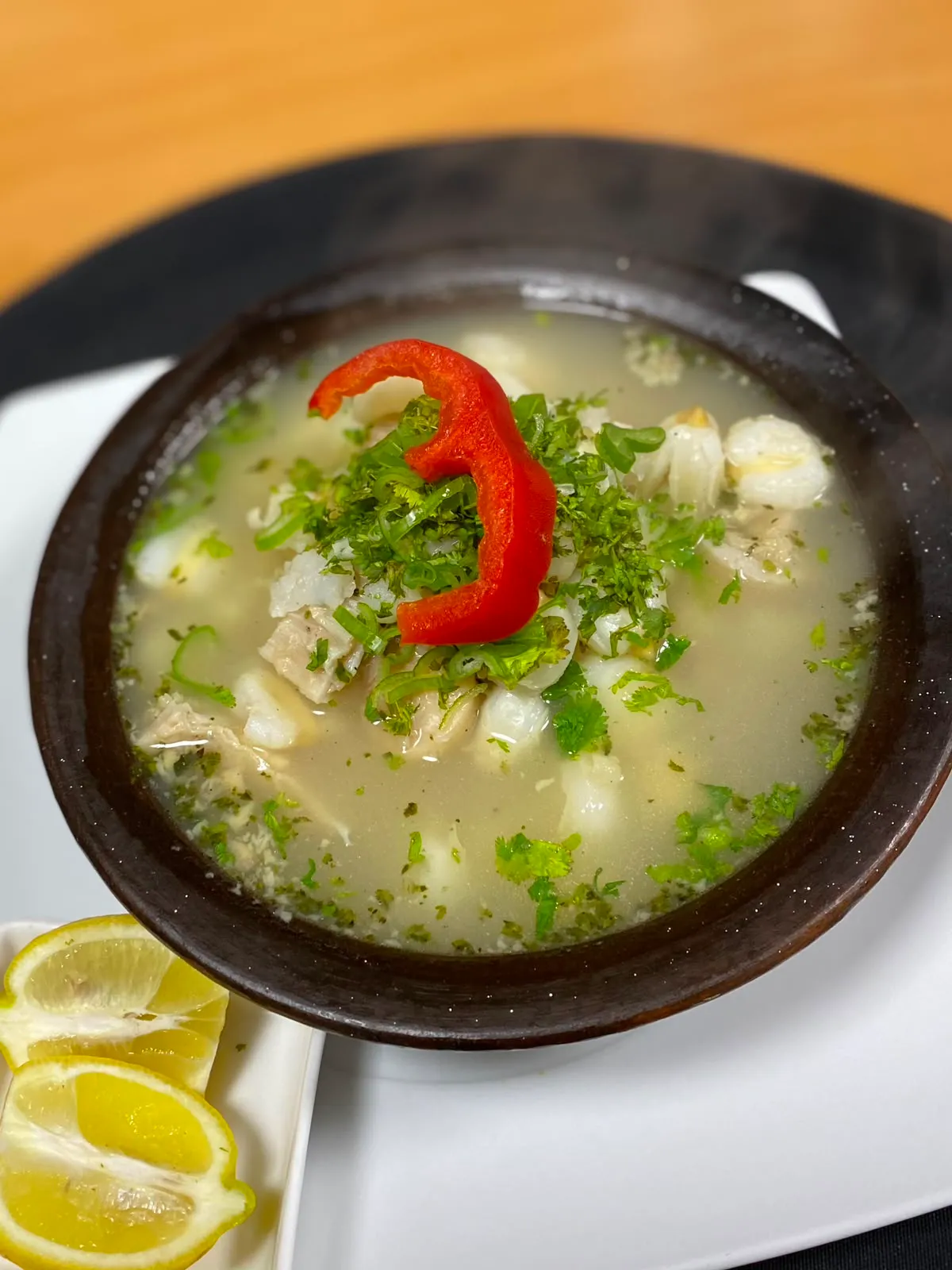 Caldo andino con ají, cilantro y limón