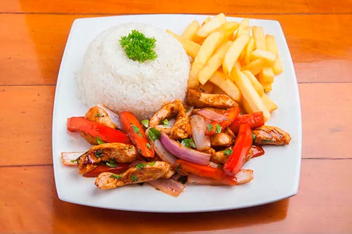 Saltado de pollo con arroz y papas fritas