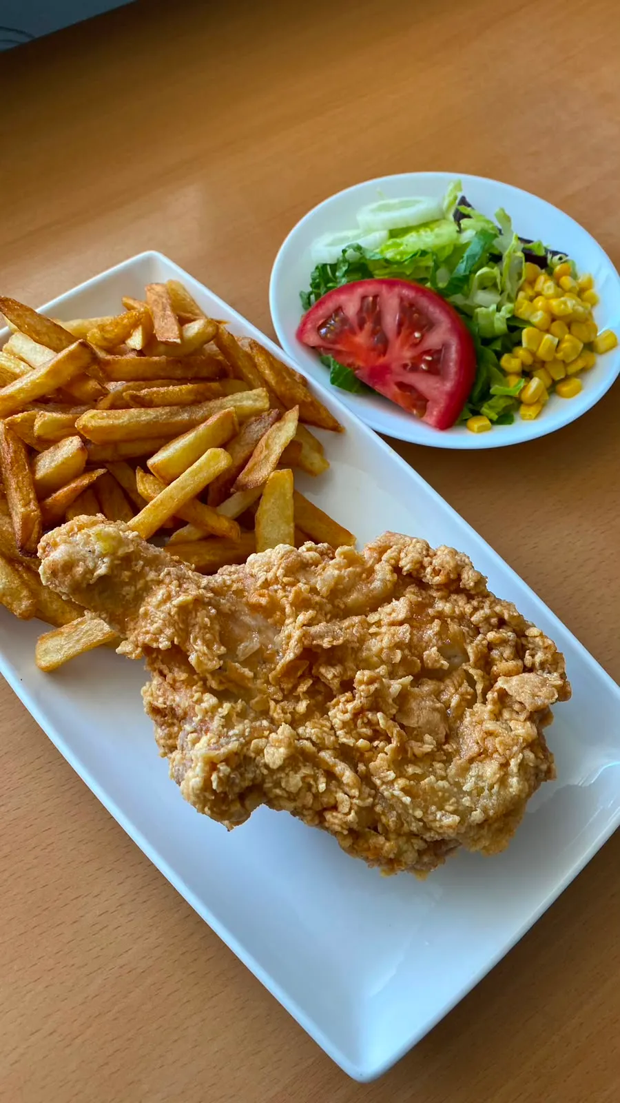 Pollo broaster con papas fritas y ensalada
