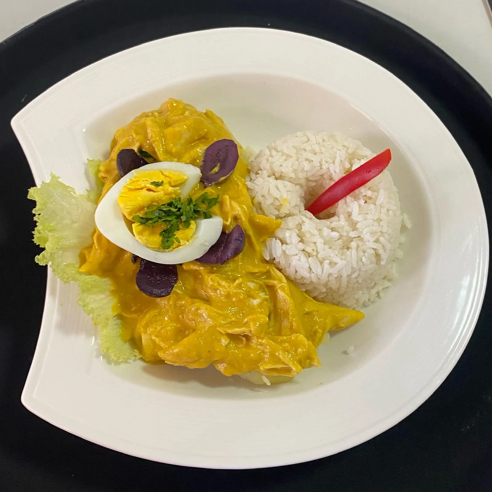 Ají de gallina con papa nativa morada