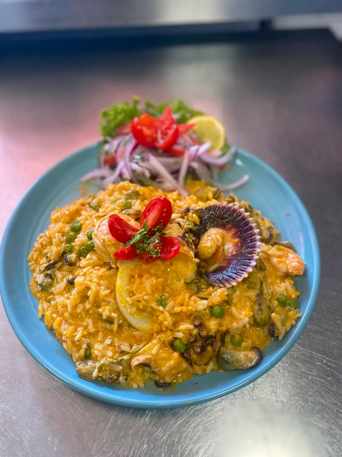 Arroz con mariscos y salsa criolla