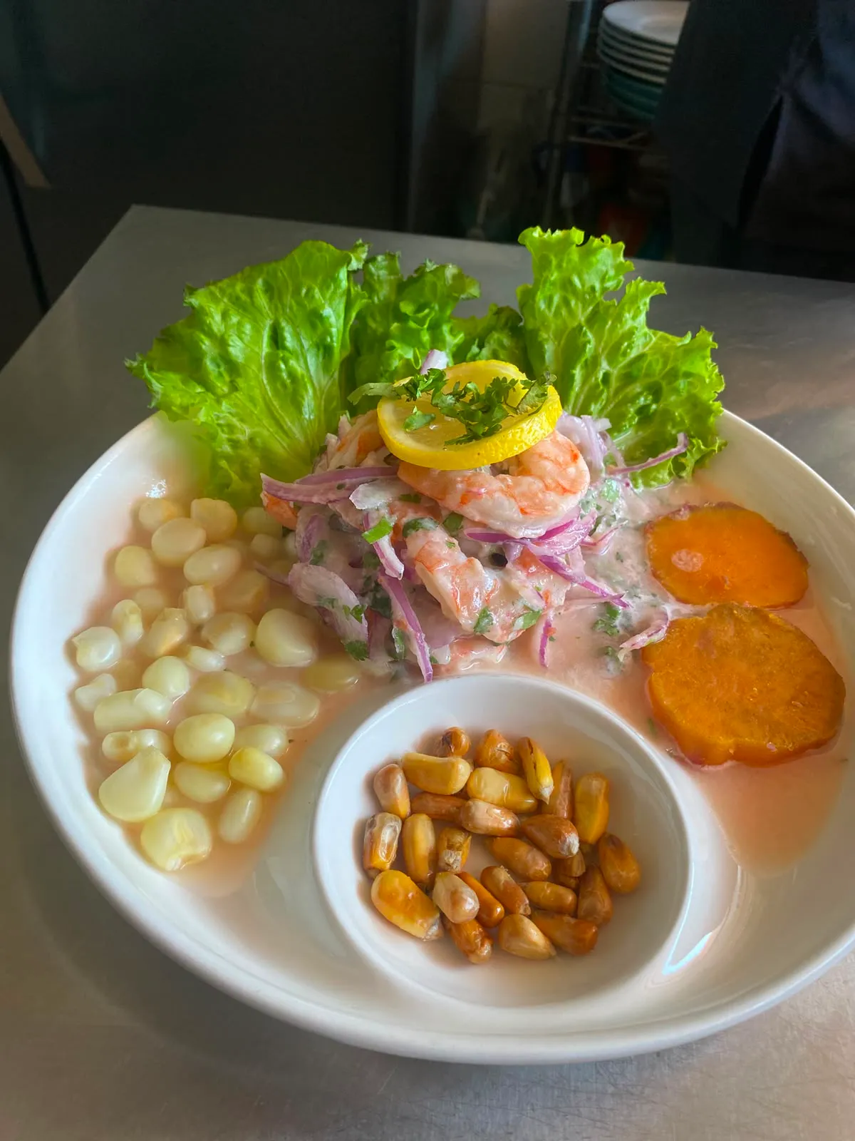 Ceviche de camarones con choclo, cancha y camote