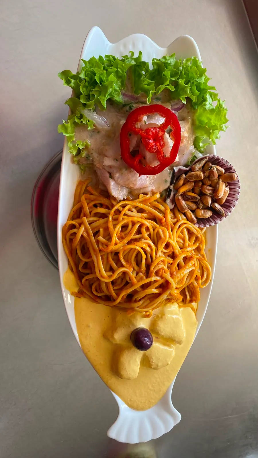 Combinado de ceviche y tallarín rojo
