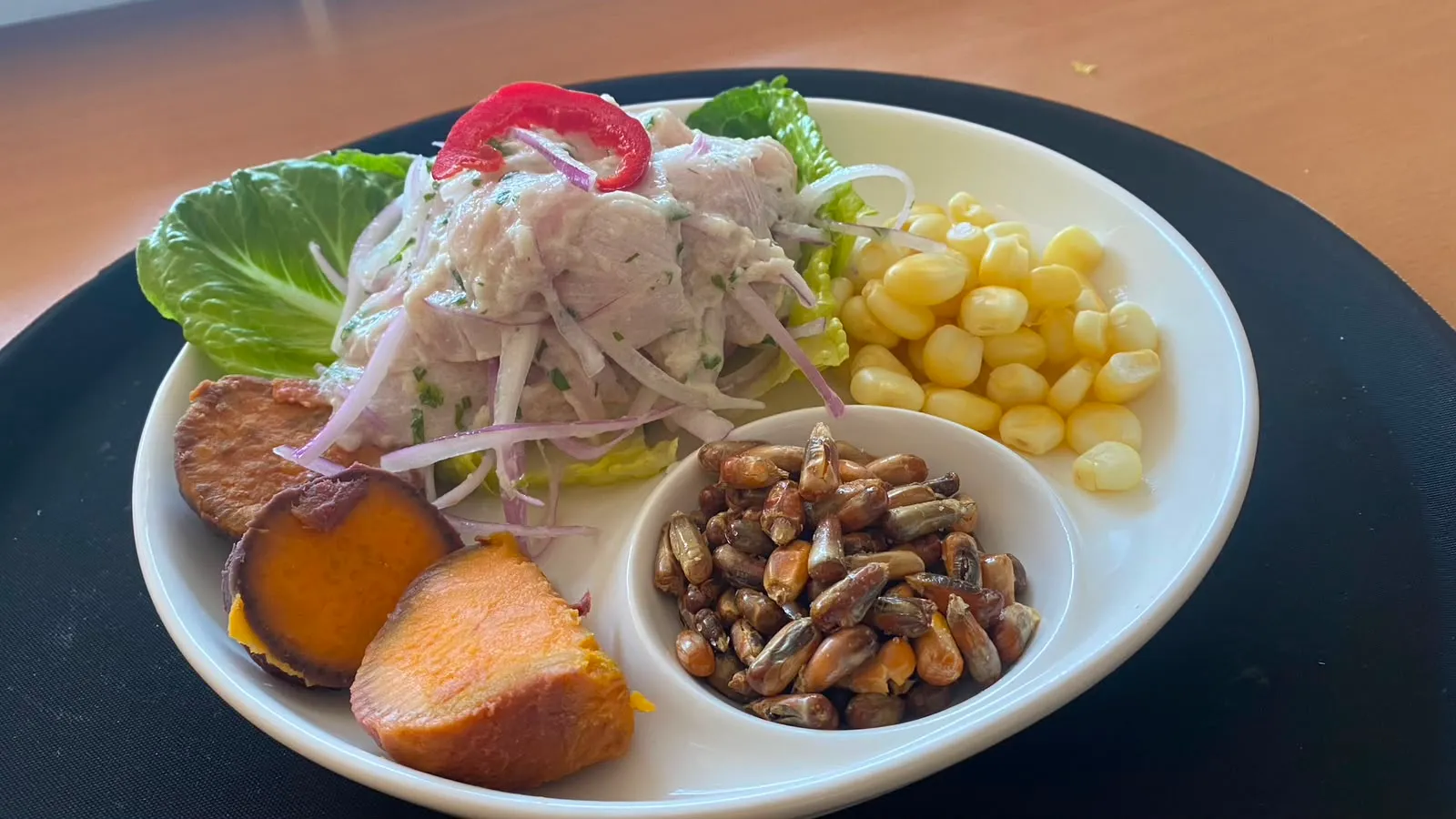 Ceviche de pescado con choclo, cancha y camote