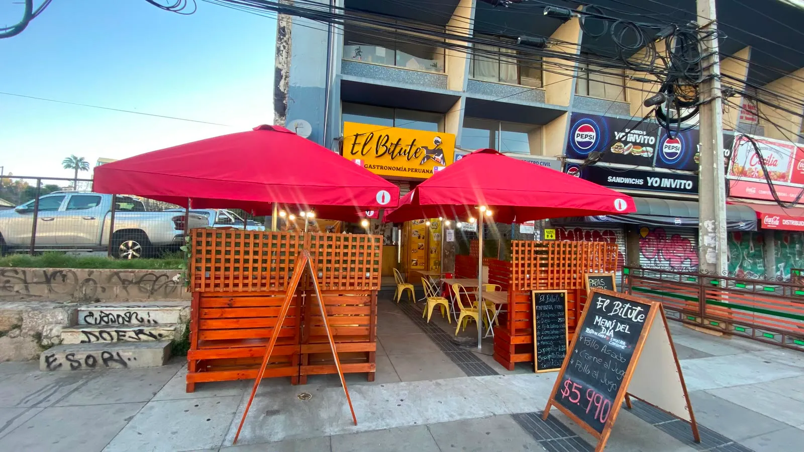 Terraza de El Bitute con quitasoles rojos en Álvarez 730, Viña del Mar